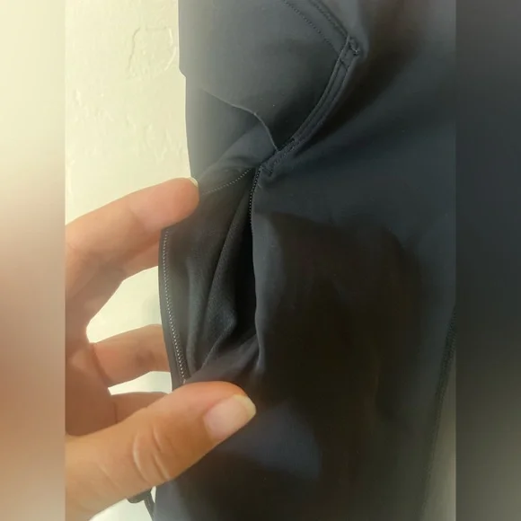 Lululemon Cargo Super-high-rise hiking short 8” (Black)
Size 6 - Picture 5 of 16